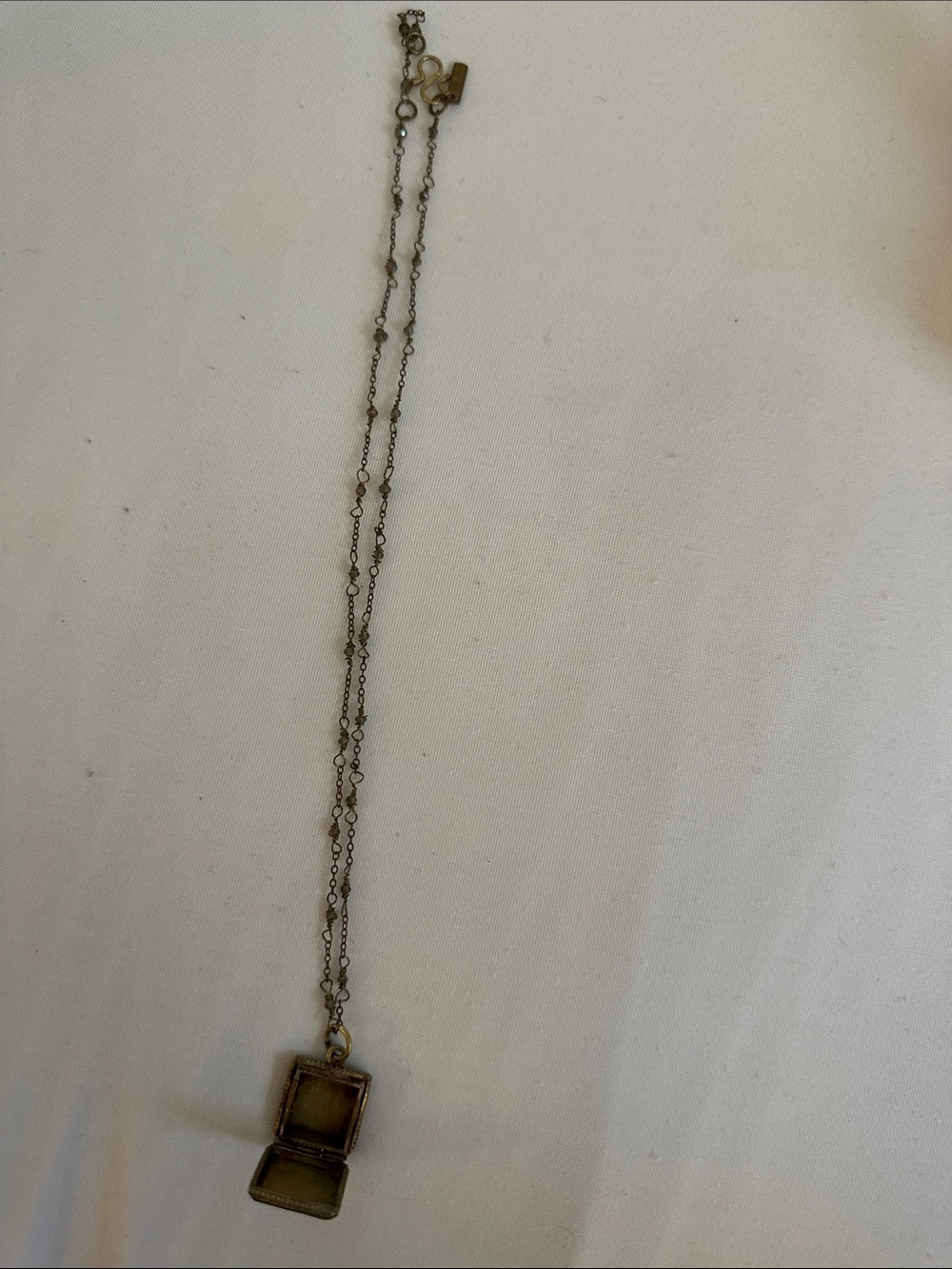 Vintage-Inspired Gold Locket Necklace for Women